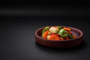 delizioso salutare verdure al vapore carote, broccoli, asparago fagioli foto