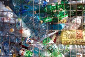 pieno contenitore di plastica domestico rifiuto per raccolta differenziata foto