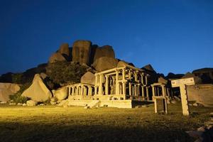 il yeduru basavanna, anche conosciuto come il monolitico Toro di Hampi foto