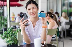 ritratto di bellissimo asiatico donna seduta a bar foto