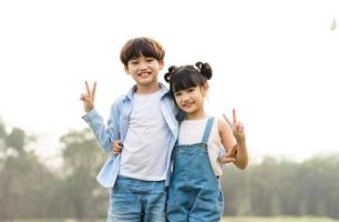 Immagine di fratello e sorella avendo divertimento nel il parco foto