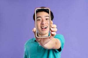 ritratto di asiatico uomo in posa su viola sfondo foto