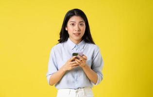 asiatico donna su giallo sfondo foto