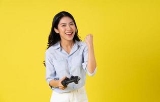 asiatico donna su giallo sfondo foto