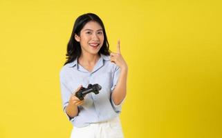 asiatico donna su giallo sfondo foto