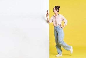 Immagine di asiatico ragazza in piedi e in posa con tabellone foto