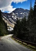 paesaggio primaverile con collina rocciosa foto