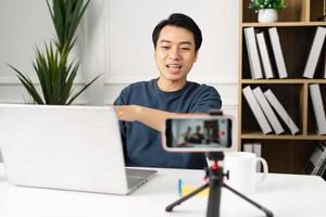 Immagine di asiatico uomo seduta a casa Lavorando foto
