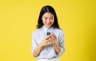 asiatico donna su giallo sfondo foto