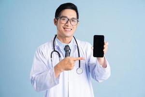 asiatico maschio medico ritratto su blu sfondo foto