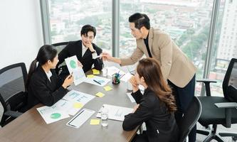 Immagine di un' gruppo di asiatico uomini d'affari Lavorando insieme a il azienda foto