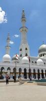 suracarta, Indonesia, marzo 12, 2023. folle di visitatori confezionato il sceicco zayed moschea la zona di surakarta. foto