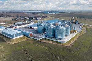 aereo Visualizza di agroindustriale complesso con silos e grano essiccazione linea foto