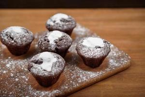 muffin al cioccolato sulla tavola di legno foto