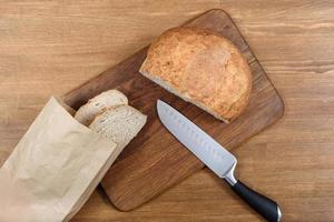 pane di grano sulla tavola di legno foto