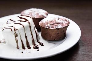muffin al cioccolato con gelato foto