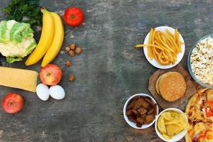Fast food e salutare cibo su vecchio di legno sfondo. concetto la scelta corretta nutrizione o di Rifiuto mangiare. superiore Visualizza. foto