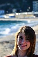 bionda ragazza è un' modello durante un' foto sparare, con il brezza di il mare vento nel un autunno di 2012