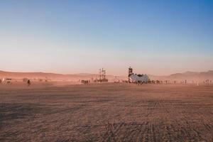 persone a piedi in direzione tramonto a un' Festival nel il deserto a il ardente uomo Festival. foto