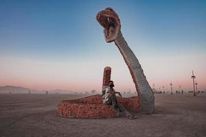 persone a piedi in direzione tramonto a un' Festival nel il deserto a il ardente uomo Festival. foto