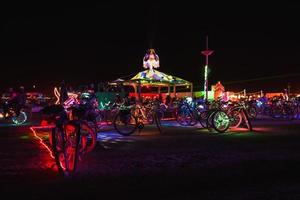 persone a piedi in direzione tramonto a un' Festival nel il deserto a il ardente uomo Festival. foto