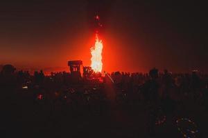 persone a piedi in direzione tramonto a un' Festival nel il deserto a il ardente uomo Festival. foto