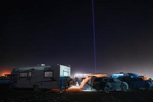 persone a piedi in direzione tramonto a un' Festival nel il deserto a il ardente uomo Festival. foto