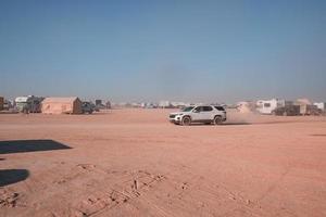 persone a piedi in direzione tramonto a un' Festival nel il deserto a il ardente uomo Festival. foto