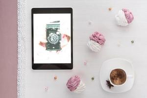 marshmallow fatti a mano bianco e rosa con caffè e tablet che mostra la fotocamera utilizzata foto