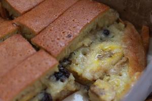 un' piatto chiamato dolce martabak sormontato con uva passa e banane gusti dolce e è Riempimento. fatto a partire dal Farina Impasto. servito caldo. cibo concetto foto. foto