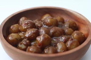 un' vicino su di cilok. fatto a partire dal tapioca Farina e un' delizioso arachide salsa. servito nel di legno ciotola isolato su bianca sfondo. foto