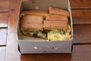 un' piatto chiamato dolce martabak sormontato con uva passa e banane gusti dolce e è Riempimento. fatto a partire dal Farina Impasto. servito caldo. cibo concetto foto. foto