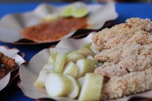 foto di pollo satay impanato e servito con rosso chili salsa. indonesiano cibo chiamato saziare taichan. cibo concetto foto.