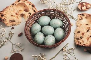 sfondo di uova di pasqua color pastello dipinto a mano. biglietto di auguri o invito di buona pasqua. foto