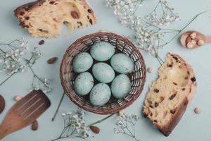 sfondo di uova di pasqua color pastello dipinto a mano. biglietto di auguri o invito di buona pasqua. foto