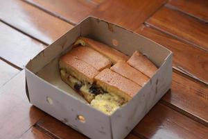 un' piatto chiamato dolce martabak sormontato con uva passa e banane gusti dolce e è Riempimento. fatto a partire dal Farina Impasto. servito caldo. cibo concetto foto. foto