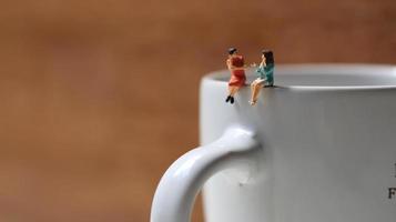 miniatura figure di 2 donne parlando al di sopra di occhiali. discussione concetto. foto