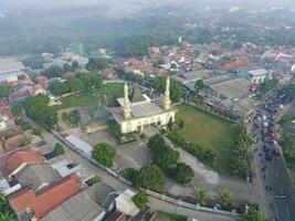 magnifico moschea su il lato di il strada foto