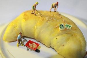 miniatura figure di lavoratori Lavorando insieme per mossa grano. foto