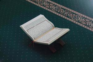 un' vicino su di il santo libro al-quran su un' verde preghiera tappeto. islamico foto concetto.