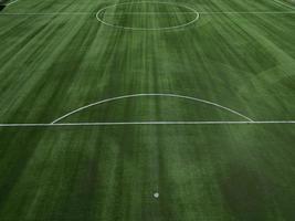 calcio campo nel il campagna, aereo Visualizza a partire dal drone. foto