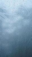 il pioggia goccioline su il trasparente bicchiere finestra nel il piovoso giorno foto