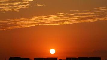 il bellissimo tramonto cielo Visualizza con il colorato nuvole e caldo luci nel il cielo foto