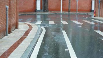 il piovoso giorno Visualizza nel il città con il bagnato strada e piovoso goccioline giù foto
