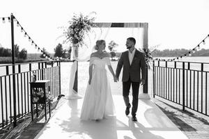 cerimonia di matrimonio su un molo alto vicino al fiume foto