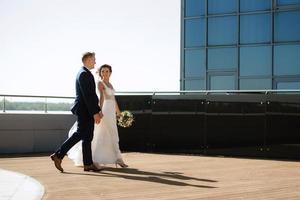 sposa e sposo primo incontro su il tetto di grattacielo foto