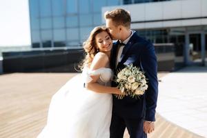 sposa e sposo primo incontro su il tetto di grattacielo foto