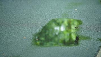 il poco acqua piscina su il strada nel il città dopo il pioggia foto