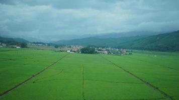 il bellissimo campagna Visualizza a partire dal il che cola treno su il Sud di il Cina foto