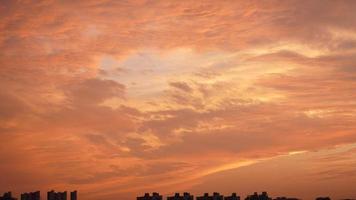 il bellissimo tramonto cielo Visualizza con il colorato nuvole e caldo luci nel il cielo foto